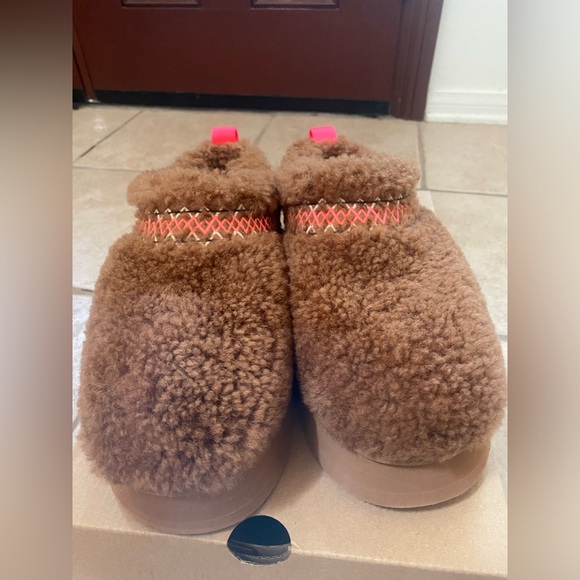 Sold! Not available! UGG NWB Taz Platform Braid Chestnut Sz10 Pink Leopard Socks - Picture 4 of 14